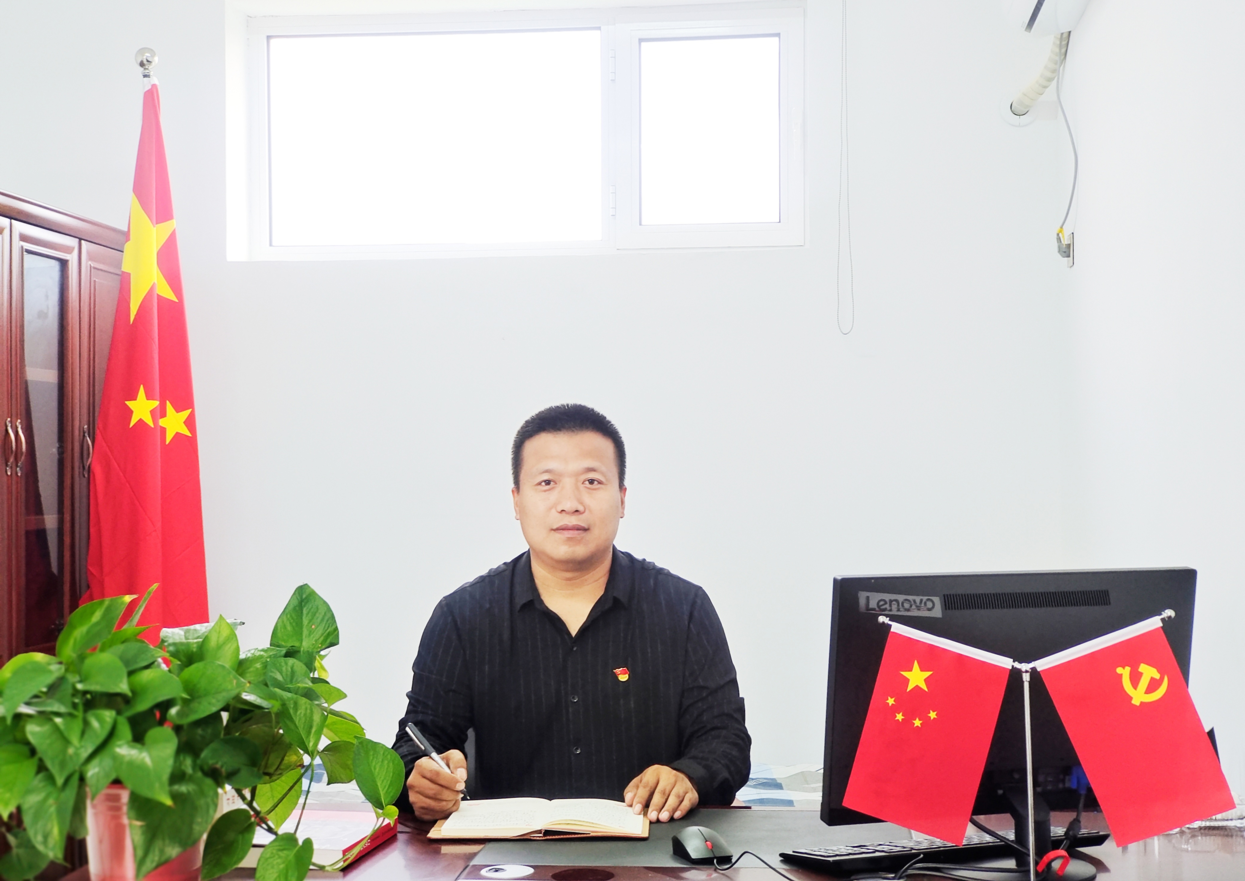 一枚党徽，一生承诺