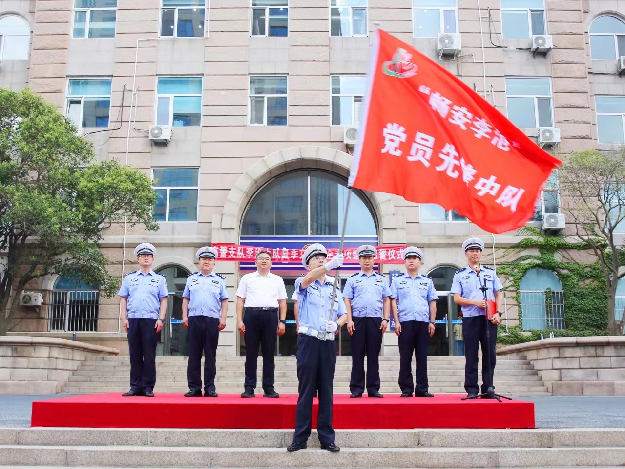 青岛市李沧区：“庆八一铸警魂升国旗仪式暨夏季交通安全集中整治出警仪式”
