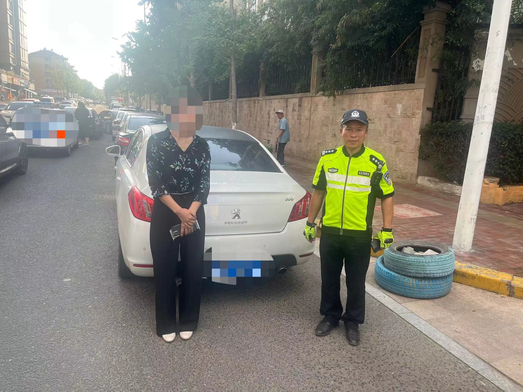 青岛市公安局李沧分局交警大队交警巡逻发现炸街车，现场处罚！