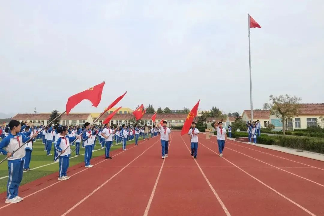 新时代美德信用建设——青岛西海岸新区张家楼小学开展庆祝少先队建队74周年暨新队员入队仪式