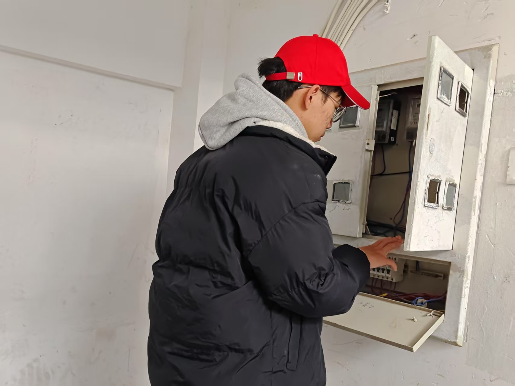 深入社区查电路，寒冬送暖筑梦行