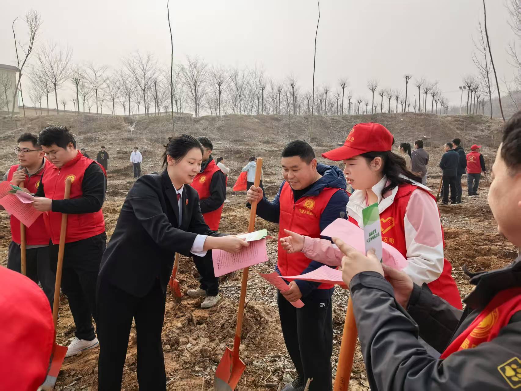 植绿护绿添新绿 普法同行润人心——胶州法院开展义务植树普法活动