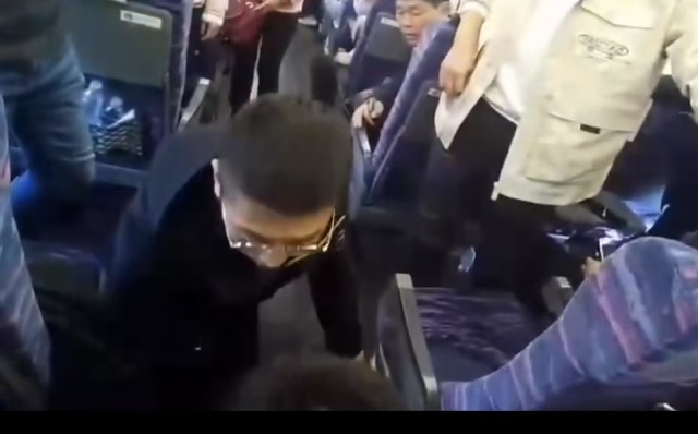 驻即军人列车施救 危急时刻显担当