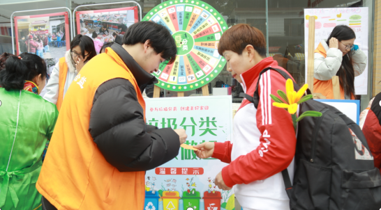 温江区万春镇鱼凫村开展“科技赋能惠民生·垃圾分类美家园”垃圾分类主题活动