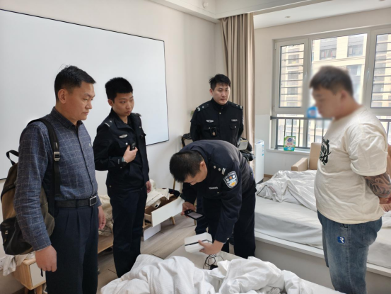 只要来贴，我们就抓！公安机关严厉打击张贴“涉黄小广告”违法犯罪行为