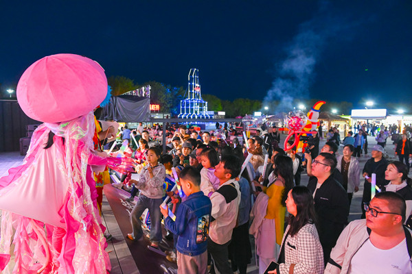 青岛西海岸新区隐珠街道:“商圈+文旅”点燃消费新引擎，五一假期奏响滨海文旅狂欢曲