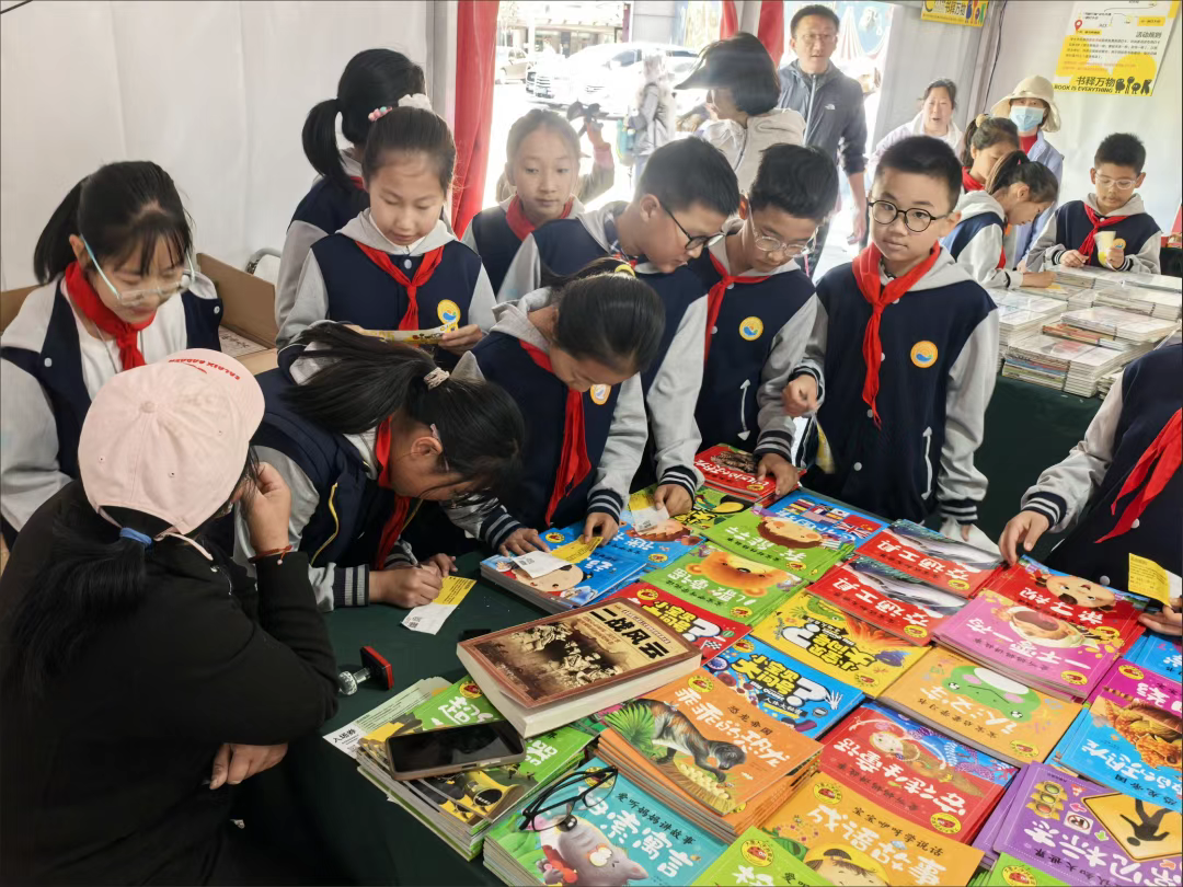 打卡“书香市南”全民阅读公益观影活动 让文化与体育激情交融