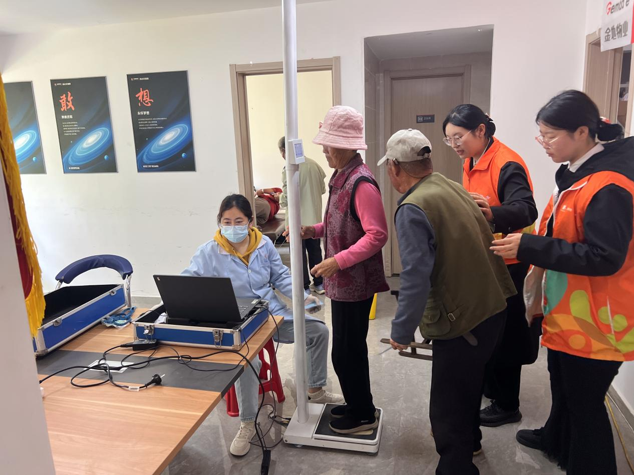 青岛市黄岛区铁山街道：爱心义诊进小区，健康服务暖人心