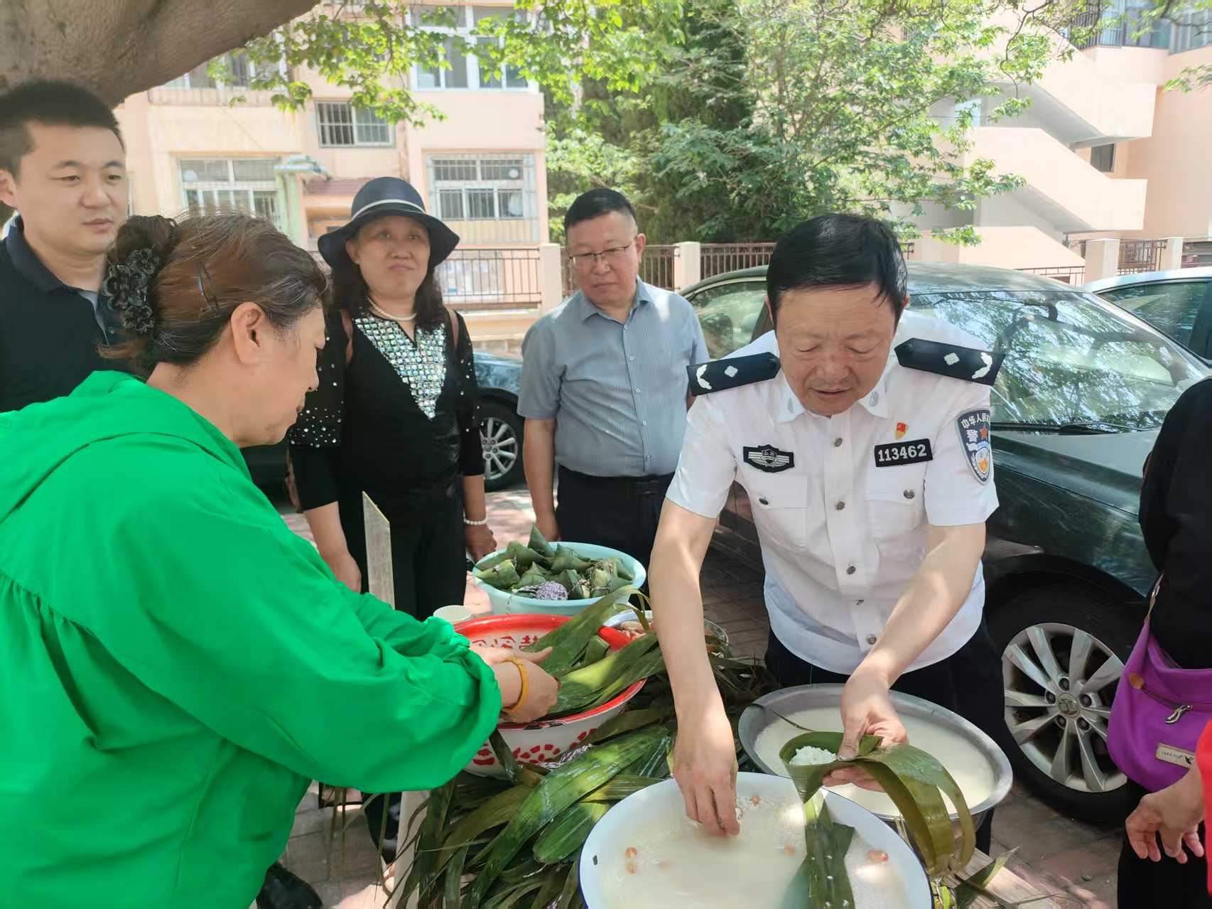 粽叶飘香情意浓 警民携手粽是情  青岛市公安局市北分局兴隆路派出所社区民警马怀龙与居民共度端午