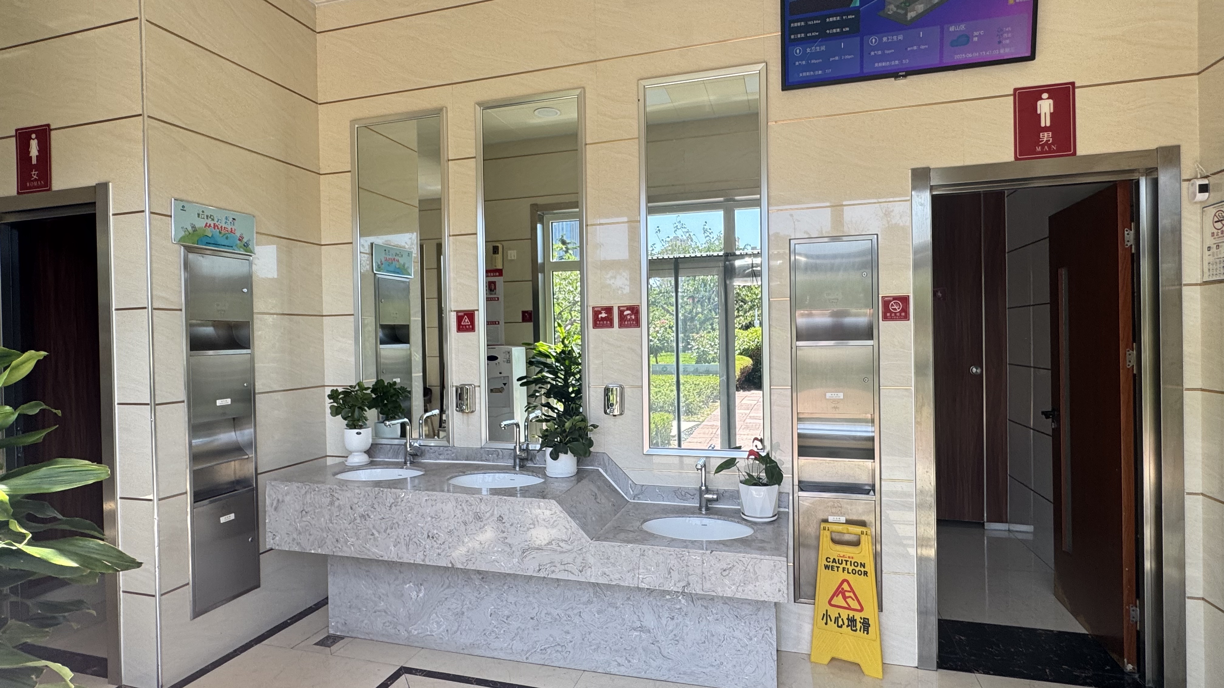 方寸之处见文明 细微之间显温度 青岛市崂山区书写公厕升级惠民答卷