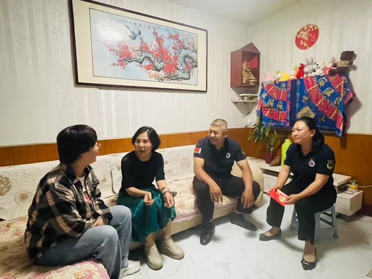 党建引领聚合力  爱心帮扶暖民心