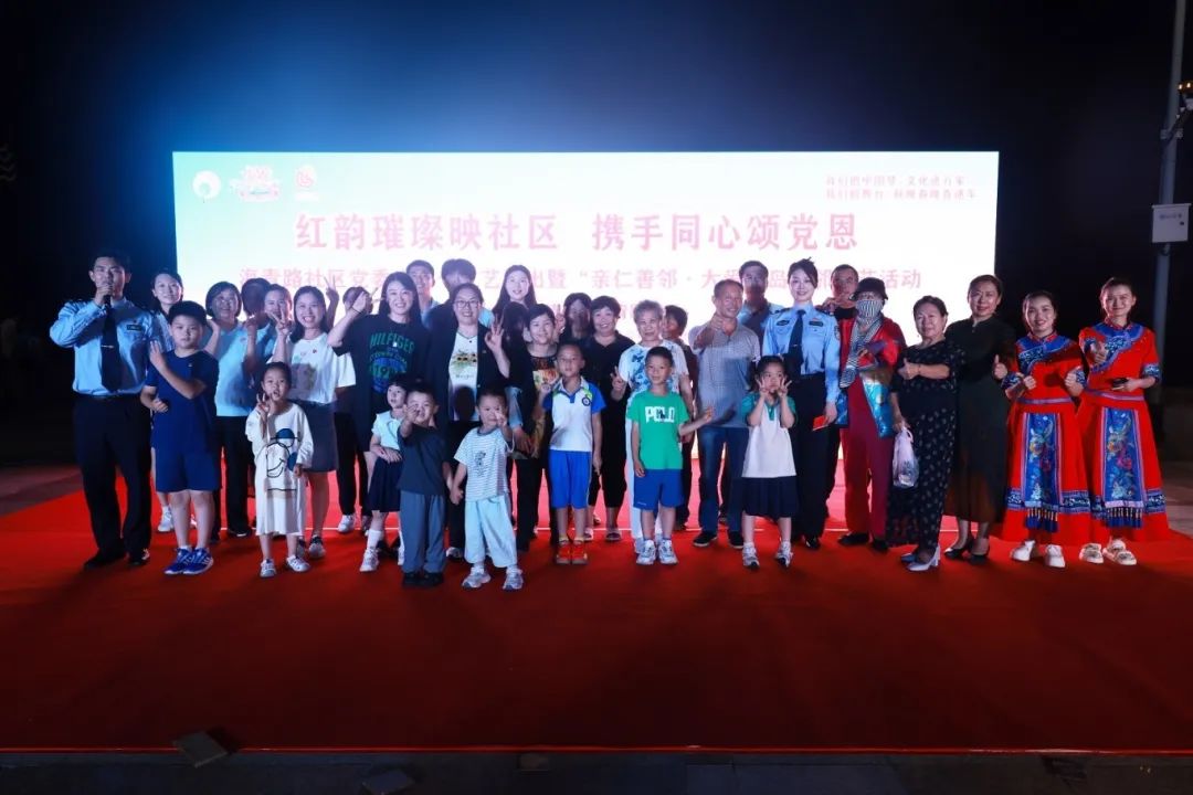 雕塑园变身平安大舞台！青岛警民联欢晚会引千人围观