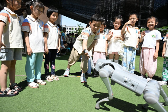 山东即墨：机器狗炫酷幼儿园科技节