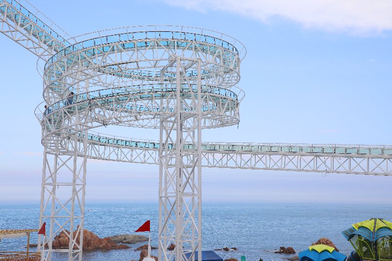 解锁青岛盛夏新玩法：凤凰之声大剧院 “天空之境”水滑道惊艳亮相