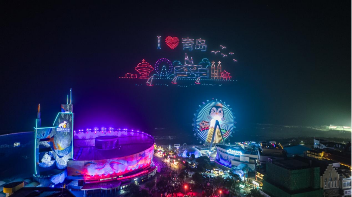 超炫！1000架无人机联动青岛海上摩天轮点亮“青岛”夜空，首秀超震撼