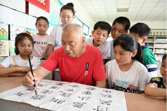 山东即墨：退休中学校长爱心奉献乡村 20年1500余名农村娃受益