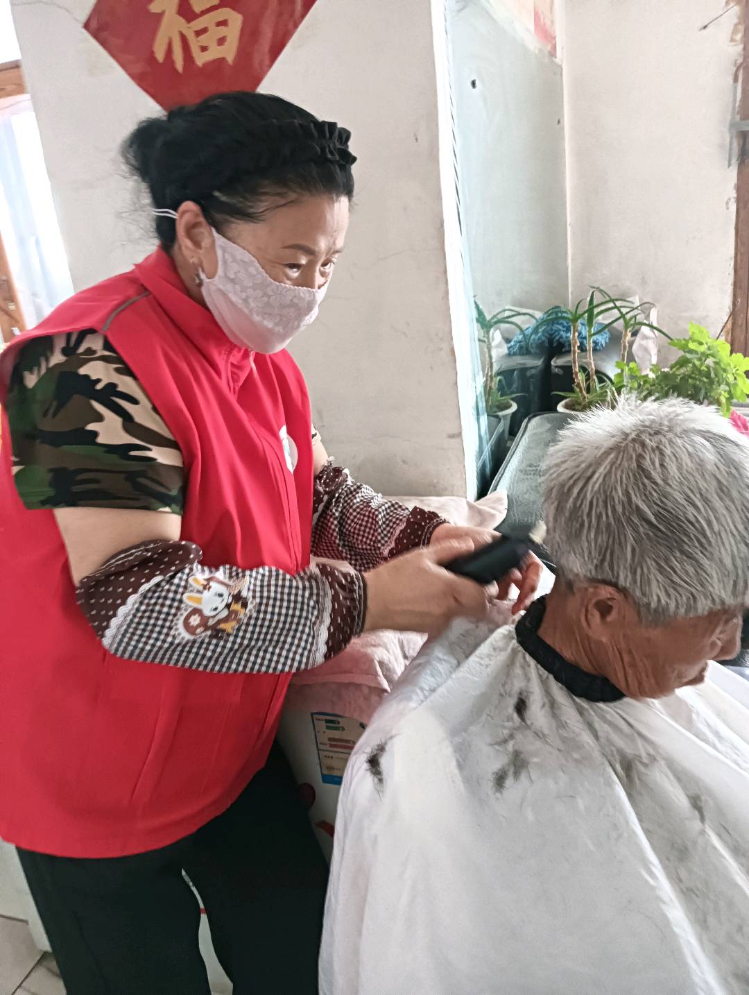 中华志愿者协会-寸草心团队走进老年公寓为老人做爱❤️服务