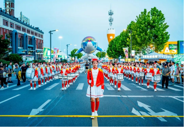 来青岛西海岸新区金沙滩啤酒城，赴一场艺术巡游之旅！