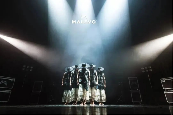 当青岛啤酒节撞上潘帕斯野性？青岛西海岸新区金沙滩啤酒城中心舞台《烈焰之巅》给你答案