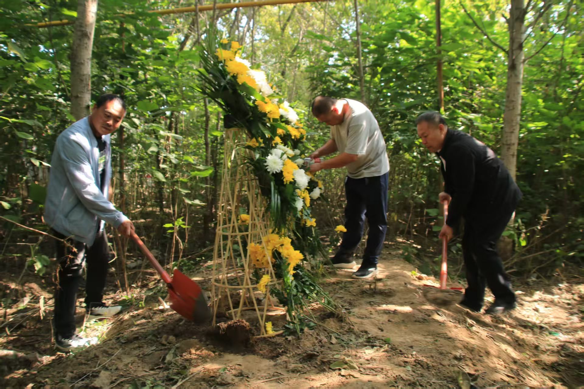 英名万古传，正气千秋壮国魂