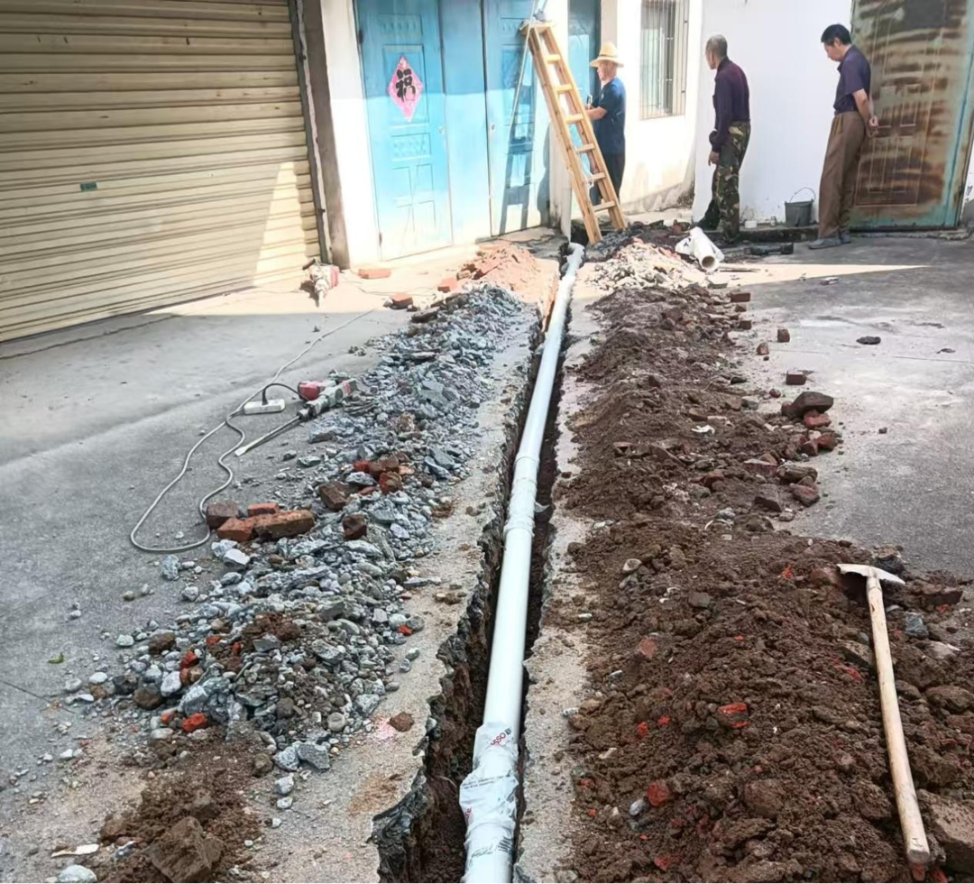 江西奉新：邻里排水起纷争，网格员调解化干戈