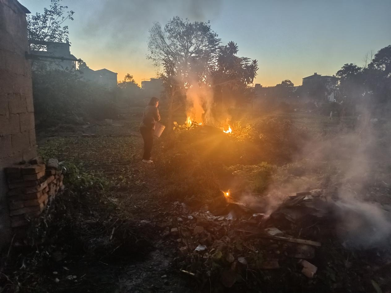 江西奉新：异味扰民惹人恼 社区高效来处置