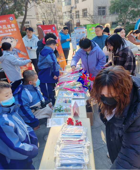 青岛市民政局开展国家宪法日宣传暨民政政策法规进社区活动