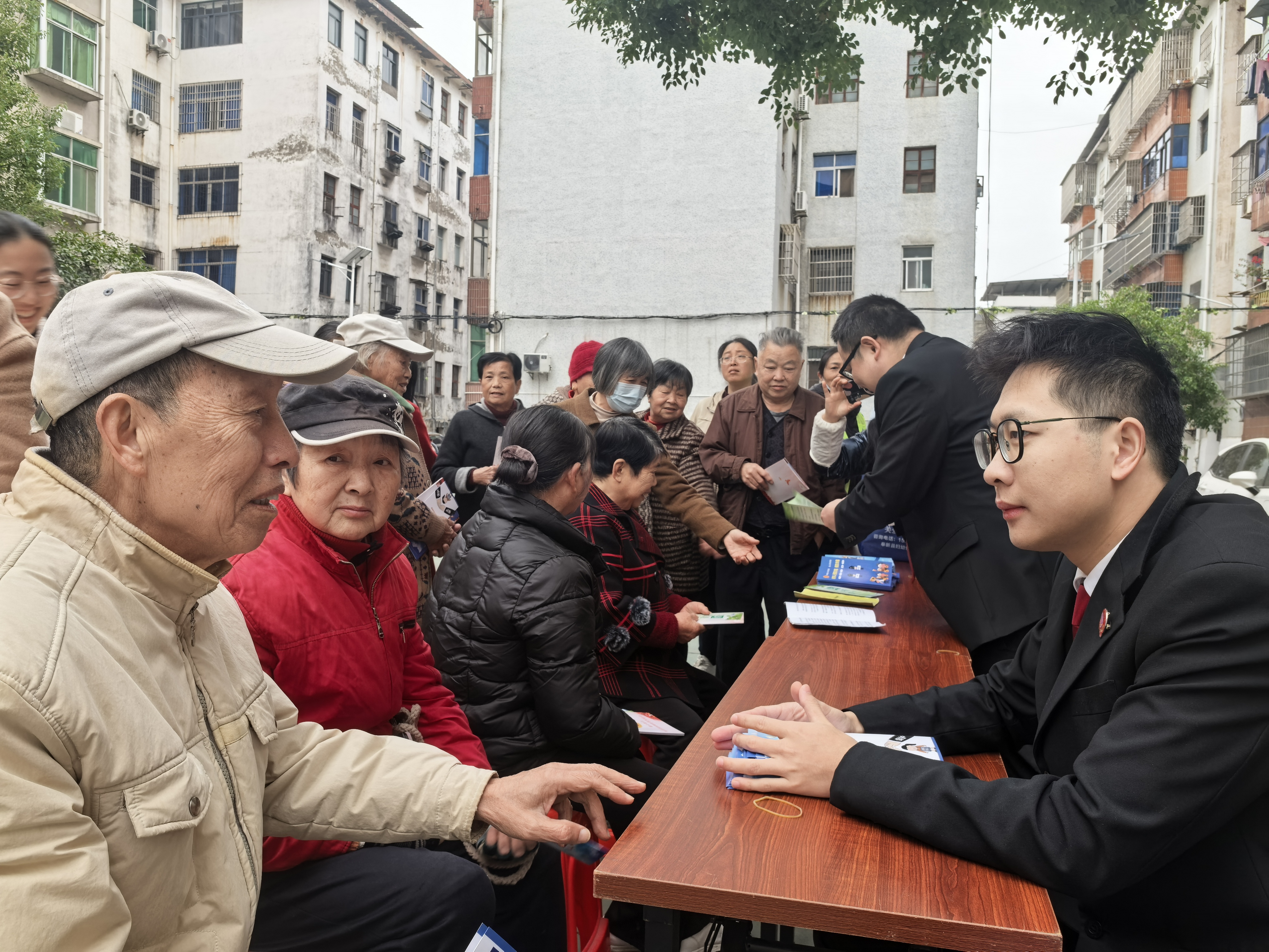 江西奉新：青春普法进社区 法治阳光暖民心