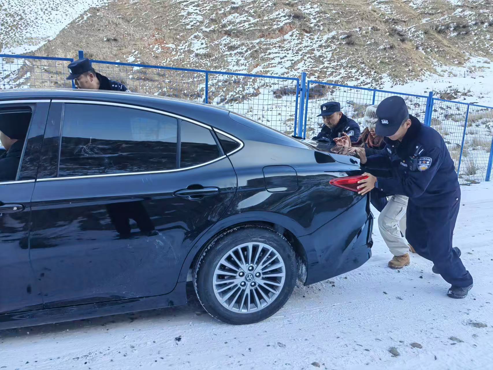 甘肃肃南县公安局马蹄派出所紧急救援被困游客和车辆