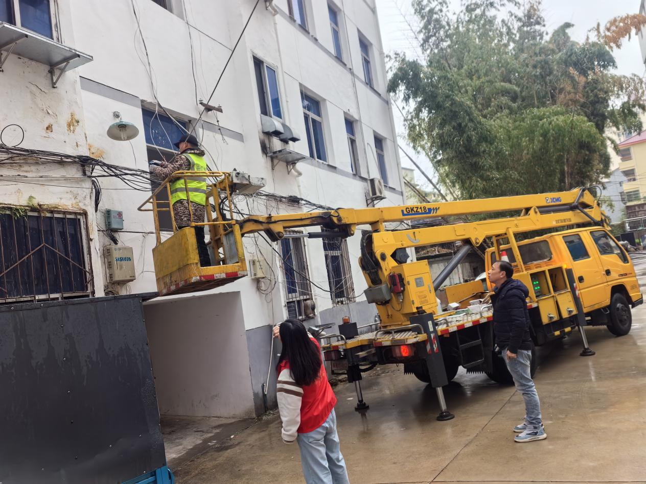 江西奉新：居民反映路灯坏 网格联动快修好