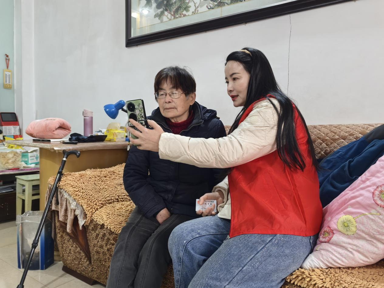 江西奉新：上门认证暖民心