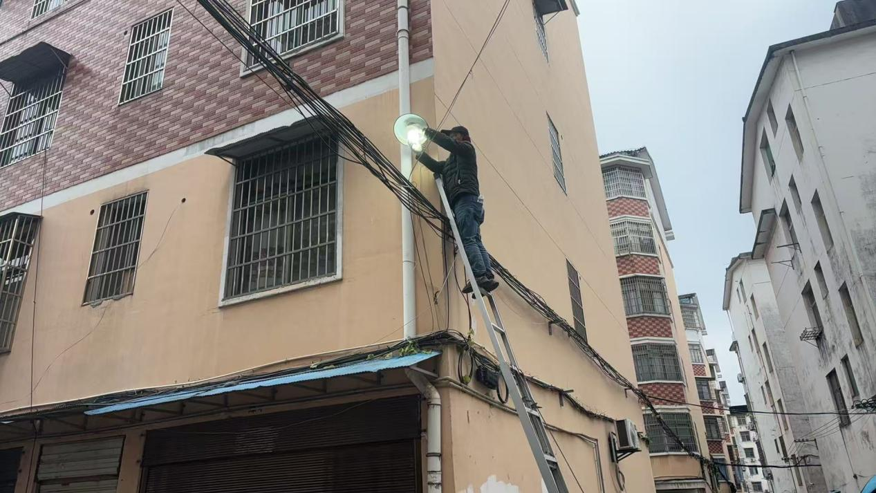 江西奉新：网格员快速响应解决居民出行难题