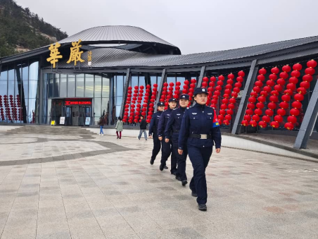 藏蓝护航民俗韵  崂山环食药侦大队女子中队全力保障寂光洞民俗文化活动安全