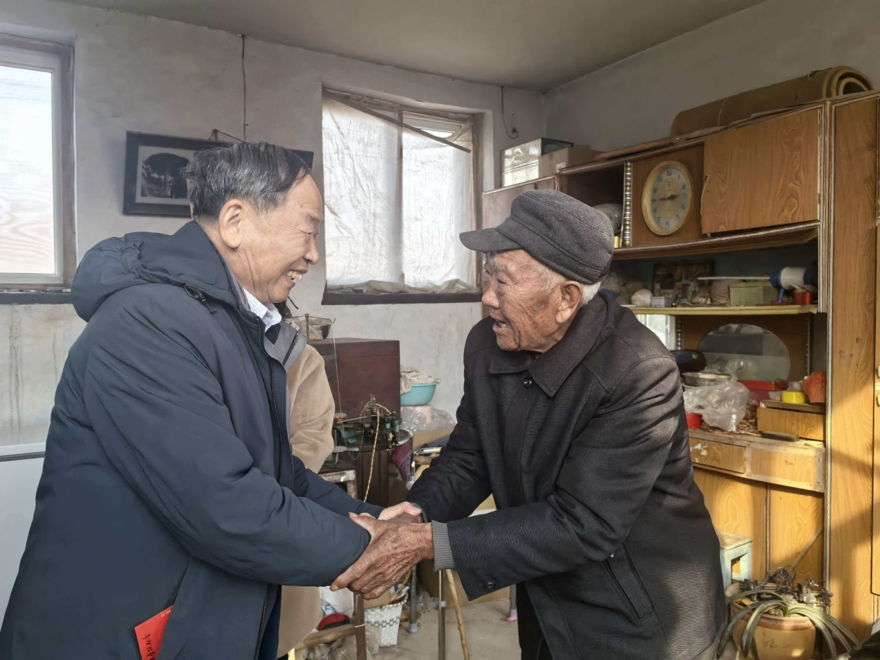 马年正月：小草“第一爱”送达英雄村