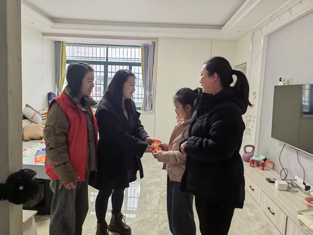 江西奉新：倾情关爱困难儿童