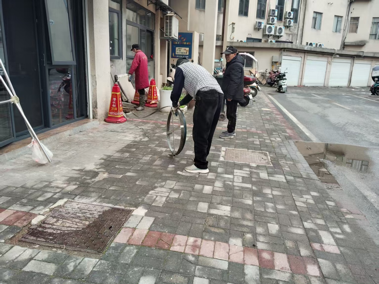 江西奉新：网格员迅速解决下水道堵塞问题