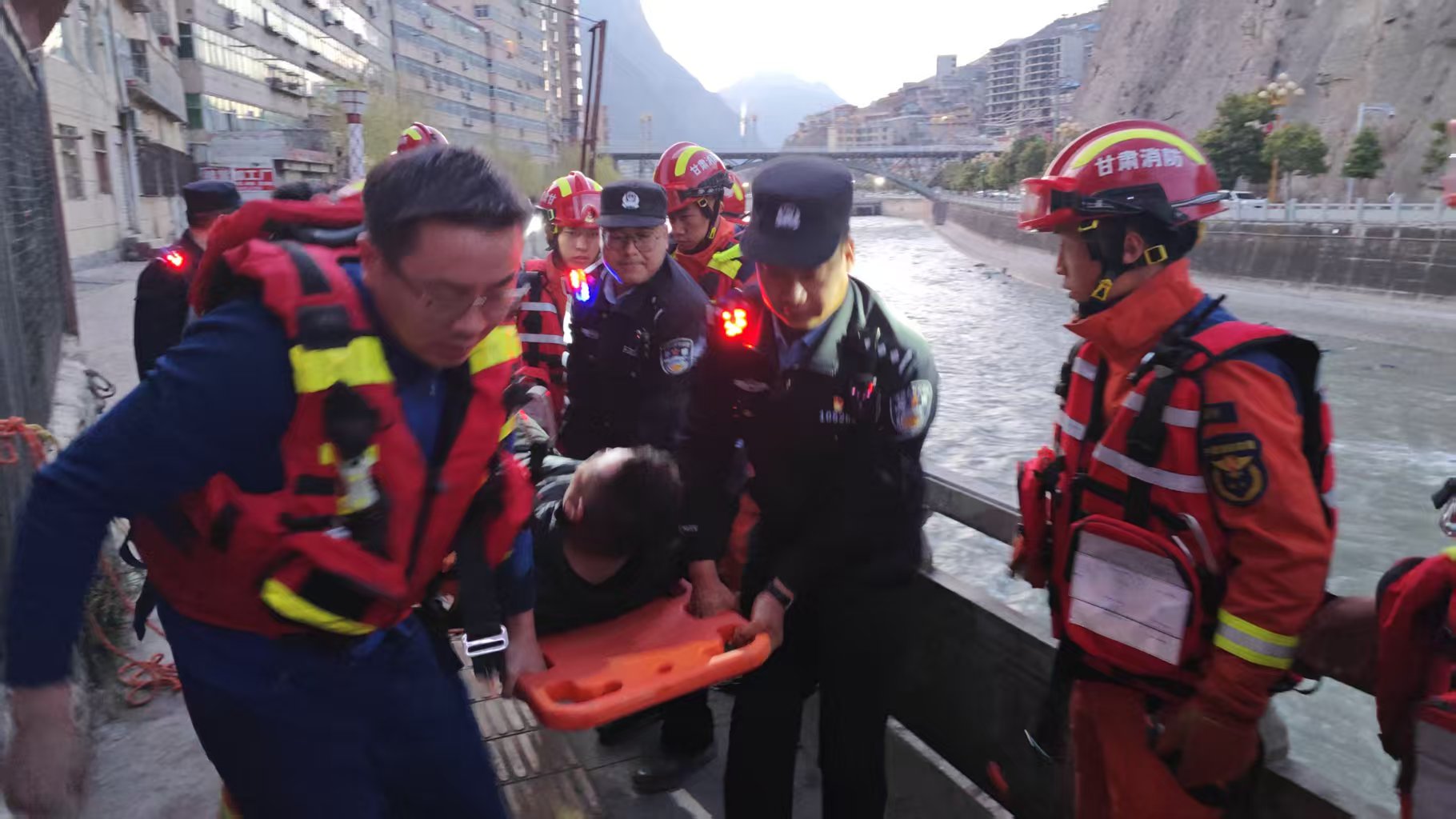 生死时速！甘肃舟曲县白龙江边的生死救援