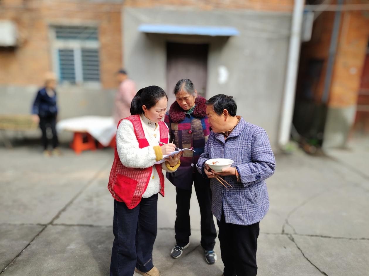 江西奉新：问卷访民情 医保送惠民