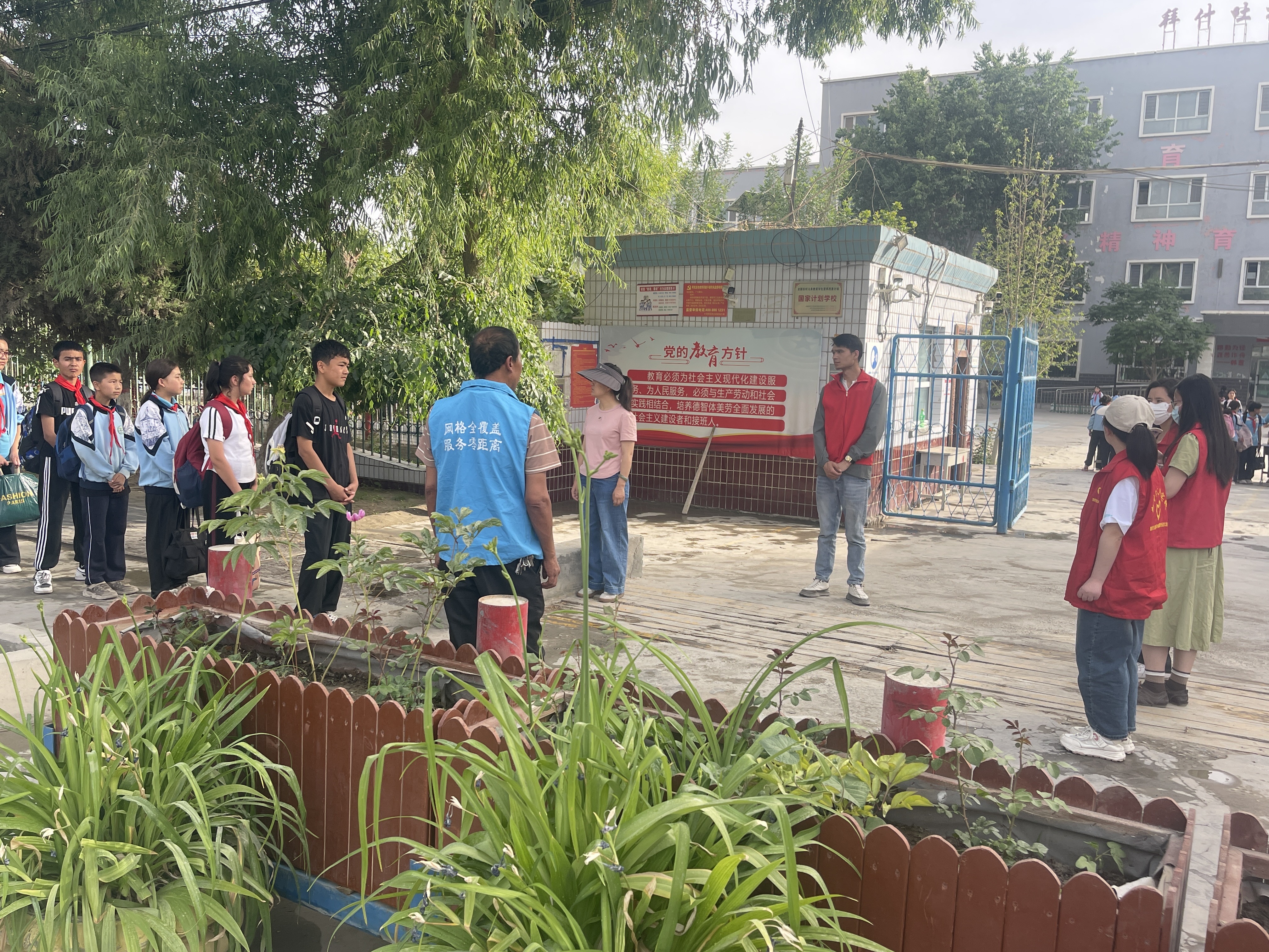 小网格大守护  护学岗筑平安——拜什吐格曼乡综治和网格化服务中心以暖心服务夯实基层治理