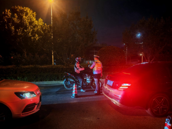 深夜出击！崂山交管整治炸街改装乱象